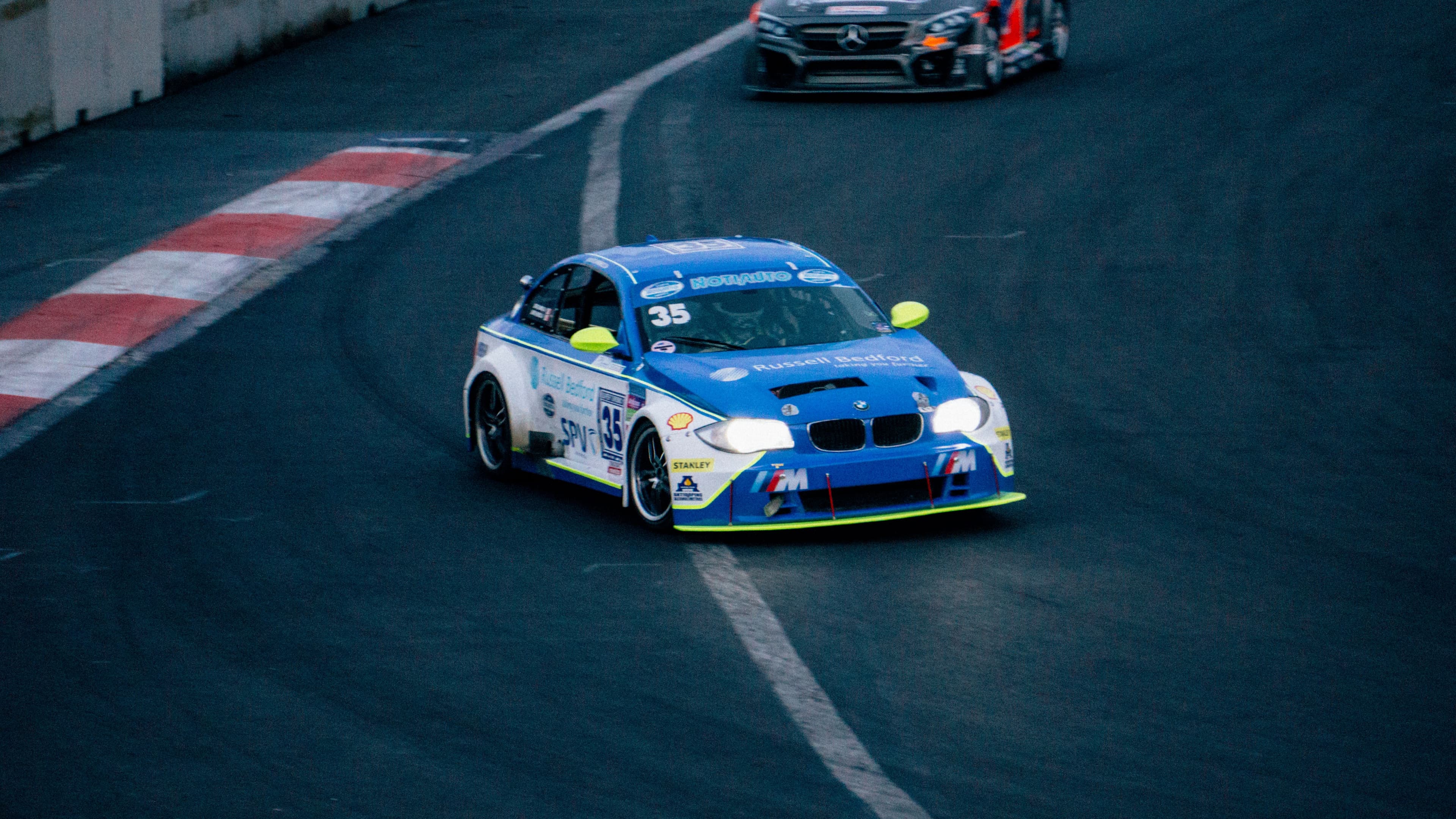 Voiture de compétition en virage sur un circuit